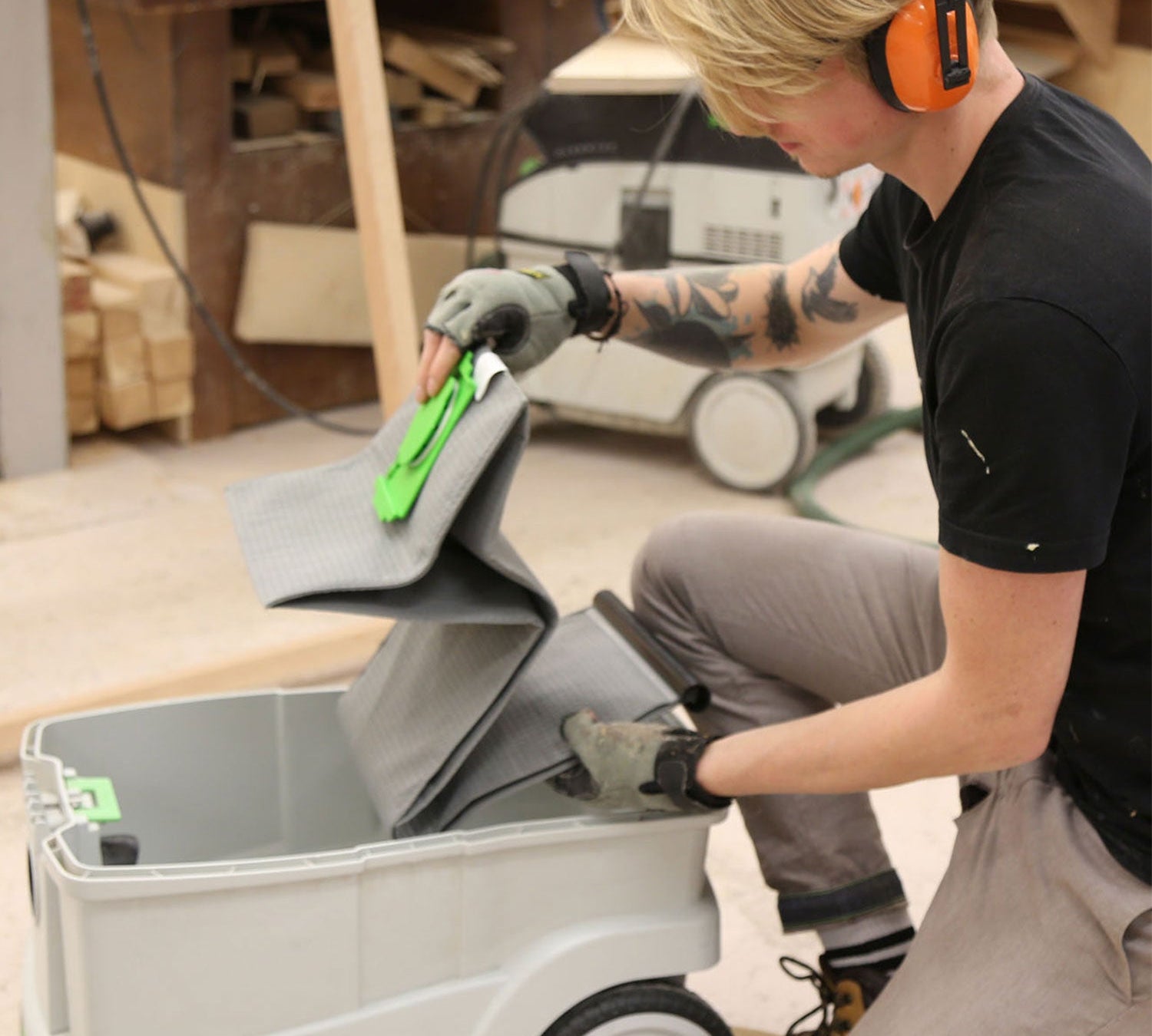 Fitting a Macam reusable bag to a dust extractor in a workshop