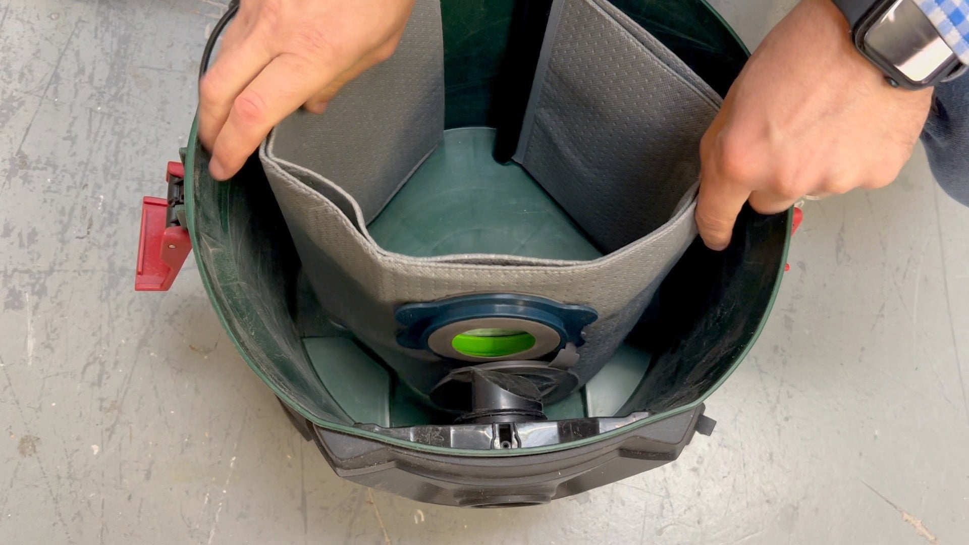 Reusable dust bag for Bosch UniversalVac 15 and AdvancedVac 20 fitted inside the vacuum cleaner